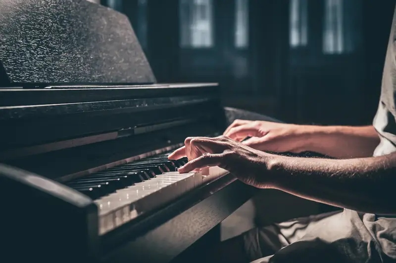 Músico tocando teclado no escuro